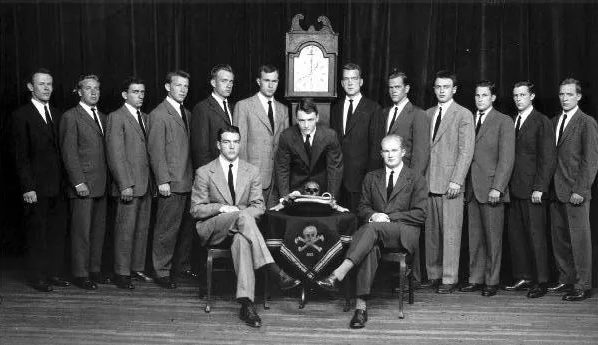 Skull & Bones gruppebillede med George H.W. Bush