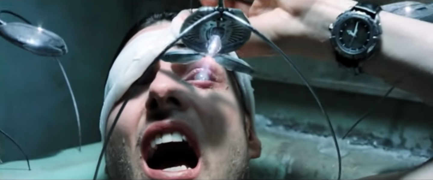 Filmen 'Minority report': Hovedpersonen får opereret tekonologi ud af sit øje