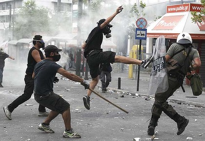 Sammenstød mellem politi og demonstranter i Grækenland. Eksempel på fotografi der har været baggrund for maleri - Klik og læs mere om processen bag malerierne og situationerne i de fotografier der er baggrunden for dem